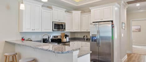 Køleskab, mikrobølgeovn, ovn, kogeplade