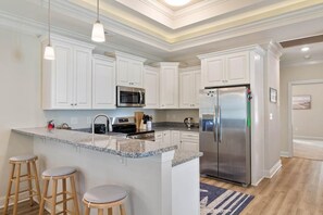 冷蔵庫、電子レンジ、オーブン、コンロ