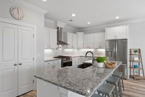 Kylskåp, mikrovågsugn, ugn och spishäll