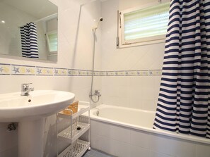 Bathroom - Spacious Villa with Garden Near the Beach (Llançà)