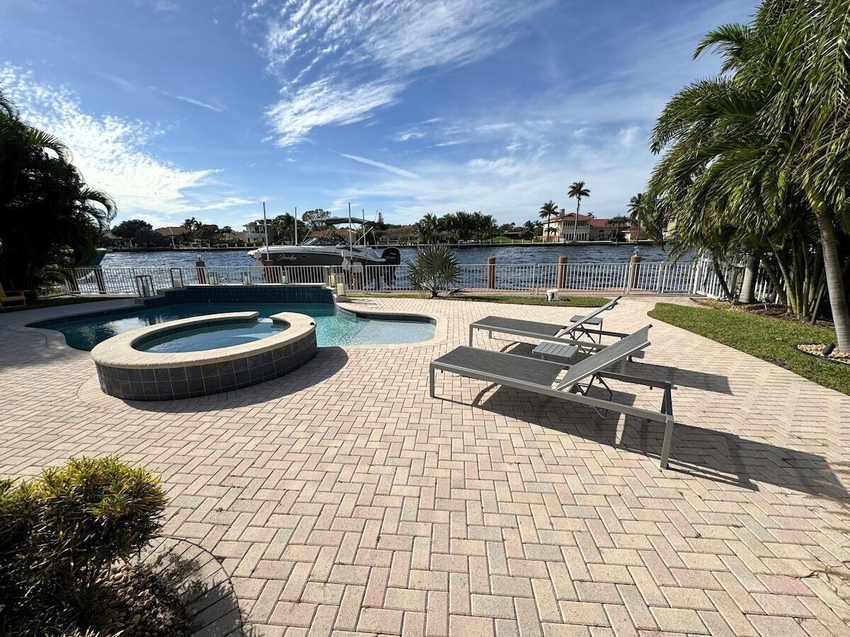 This house is a 3 bedroom(s), 2 bathrooms, located in Lauderdale-by-the-Sea, FL.