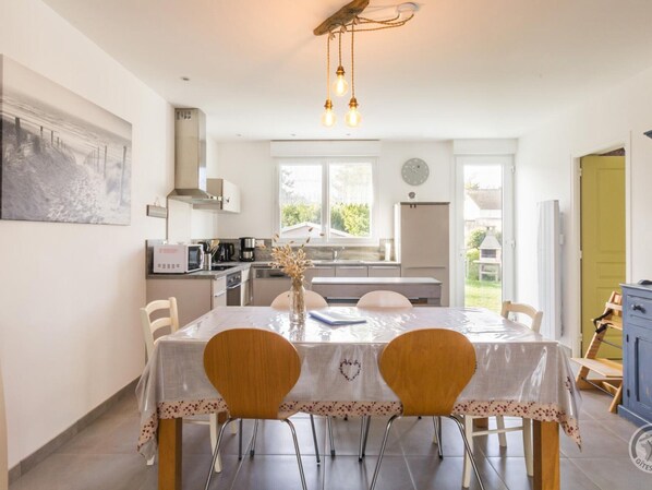 Réfrigérateur, four à micro-ondes, lave-vaisselle, chaise haute