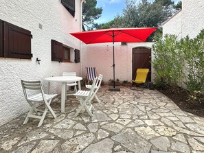 Outdoor dining - Cozy Semi-Detached Villa in La Palmyre with WIFI and Parking - 4 People (La Palmyre)