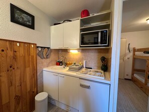 Fridge, microwave