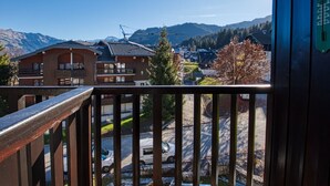 A balcony with a view of a mountain range, a town, and a ski lift. - Cozy 2-room flat without lift, for 4/5 people, Morillon 1100 (Morillon 1100)