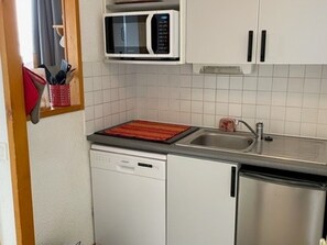 Fridge, microwave, dishwasher, coffee/tea maker