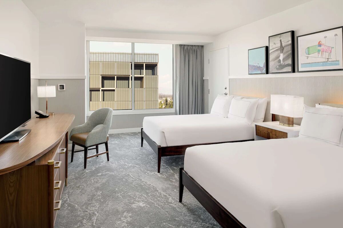 Elevate Your Stay, Elevate Your Day! Outdoor Pool, Parking, Near Venice Beach!