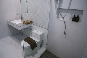 Articles de tocador gratuïts, assecador de cabells i tovalloles 