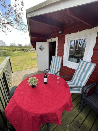 Outdoor dining. Tinyhus-gemeinschaftsbad
