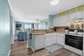 Kjøleskap, mikrobølgeovn, ovn og kokeplater