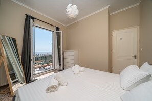 3 soverom, skrivebord, strykejern/-brett og reiseseng for barn