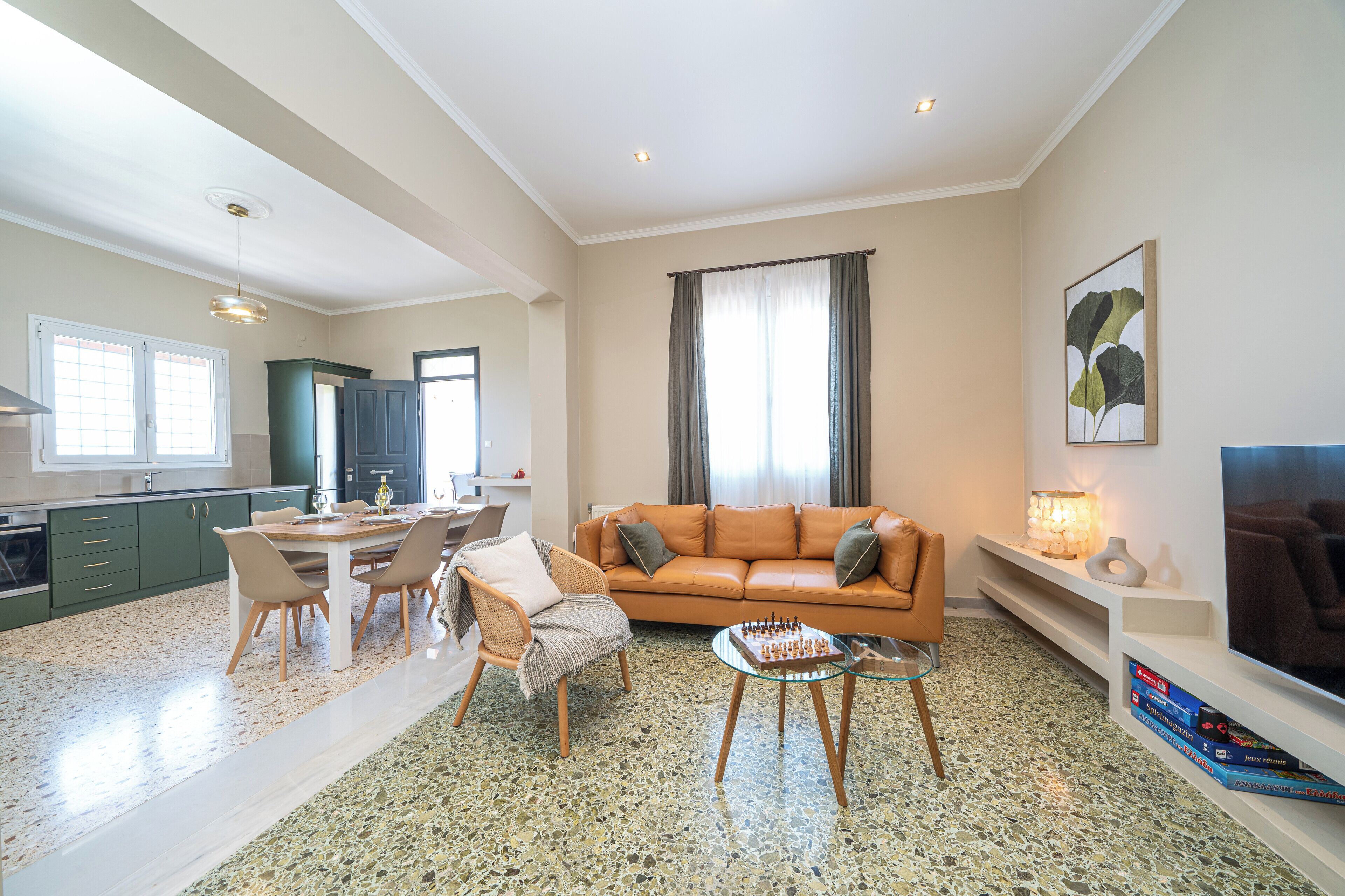 TV connectée, table de tennis de table, chaîne hi-fi