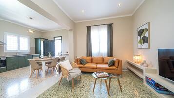 TV connectée, table de tennis de table, chaîne hi-fi