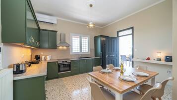 Fridge, oven, stovetop, dishwasher