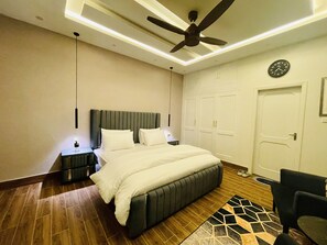5 habitaciones, tabla de planchar con plancha, wifi y ropa de cama 