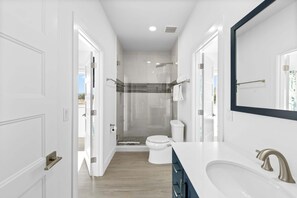 Shower, hair dryer, towels, shampoo - Blue Pearl ~ Waterfront Oasis w/ Pool & Dock! (Marathon)
