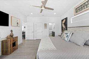 4 bedrooms, desk, iron/ironing board, free WiFi - Blue Pearl ~ Waterfront Oasis w/ Pool & Dock! (Marathon)