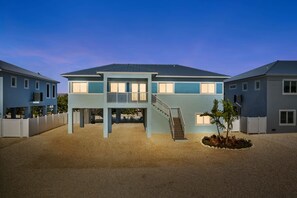 Exterior - Blue Pearl ~ Waterfront Oasis w/ Pool & Dock! (Marathon)