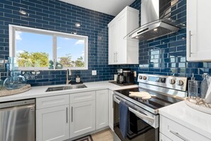Fridge, microwave, oven, stovetop - Blue Pearl ~ Waterfront Oasis w/ Pool & Dock! (Marathon)