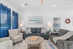 Smart TV, stereo, offices - Blue Pearl ~ Waterfront Oasis w/ Pool & 70' Dock! (Marathon)