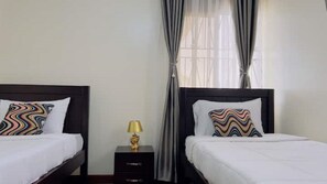 2 bedrooms, iron/ironing board, WiFi, bed sheets - Cozy Living by Miranda, Acacia, 2BDR, UnlimitedWIFI, Netflix, free parking (Kampala)