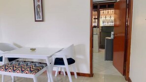 Dining - Cozy Living by Miranda, Acacia, 2BDR, UnlimitedWIFI, Netflix, free parking (Kampala)