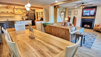 Smart TV, chimenea y futbolito