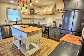 Een koelkast, een microgolfoven, een oven, een vaatwasser