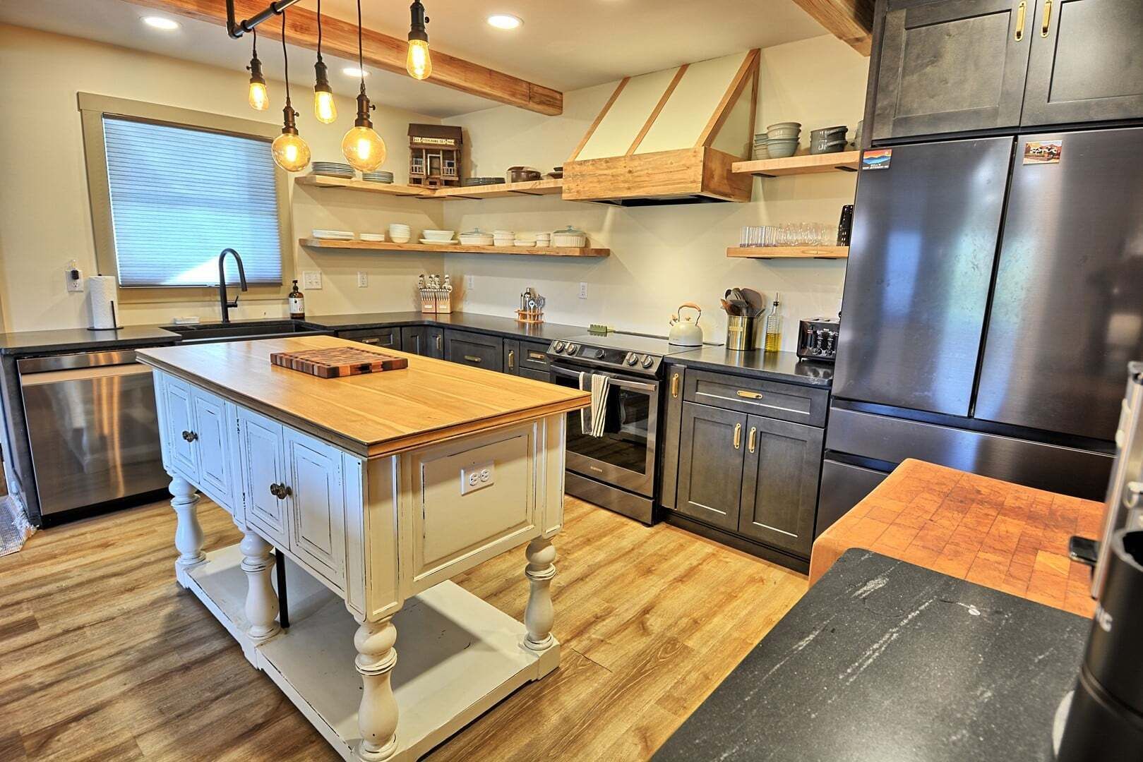 Réfrigérateur, four à micro-ondes, un four, lave-vaisselle