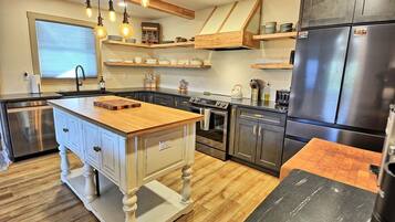 Réfrigérateur, four à micro-ondes, un four, lave-vaisselle