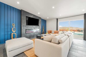 Una televisión, una chimenea, un reproductor estéreo, una oficina