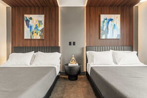 5 habitaciones, escritorio y tabla de planchar con plancha 