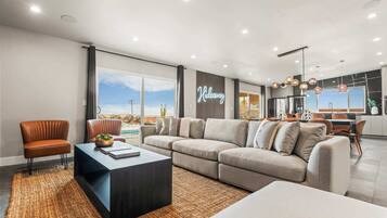 TV, peis, stereoanlegg og kontorer