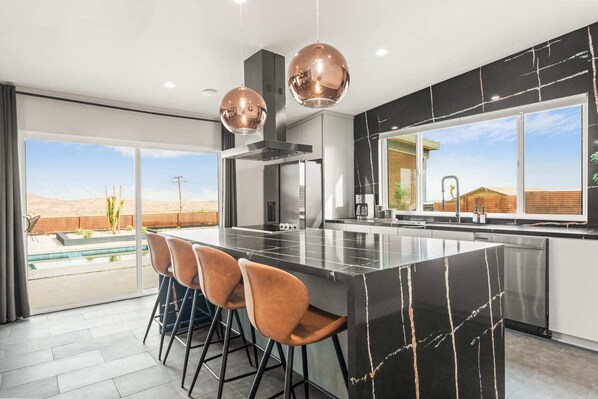 Fridge, microwave, oven, stovetop - DESERT DREAMSCAPE-PoolSpa-MiniGolf (Joshua Tree)