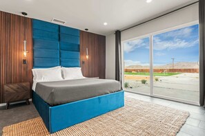 5 dormitorios, escritorio, tabla de planchar con plancha y cuna de viaje