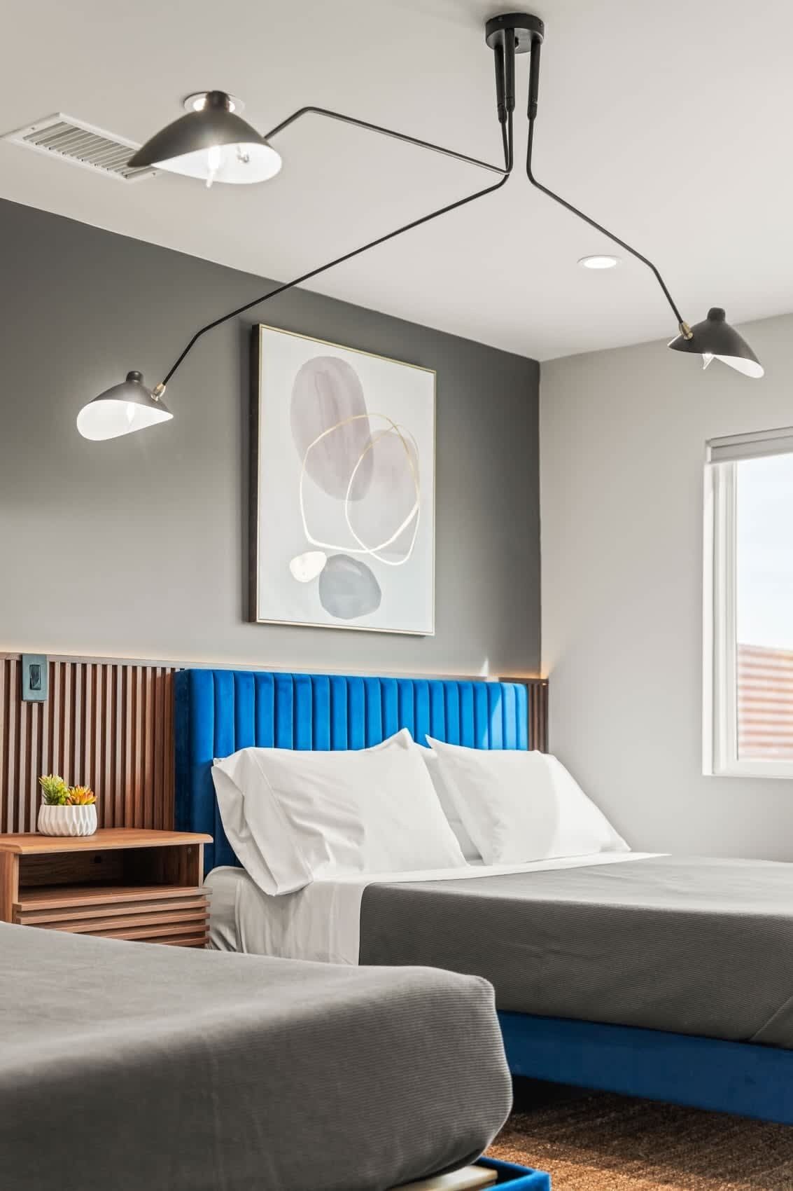 5 chambres, bureau, fer et planche à repasser, lit de bébé portatif