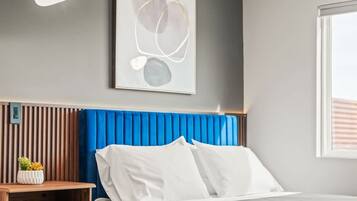 5 chambres, bureau, fer et planche à repasser, lit de bébé portatif