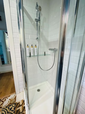 Dusche, Haartrockner, Handtücher, Seife