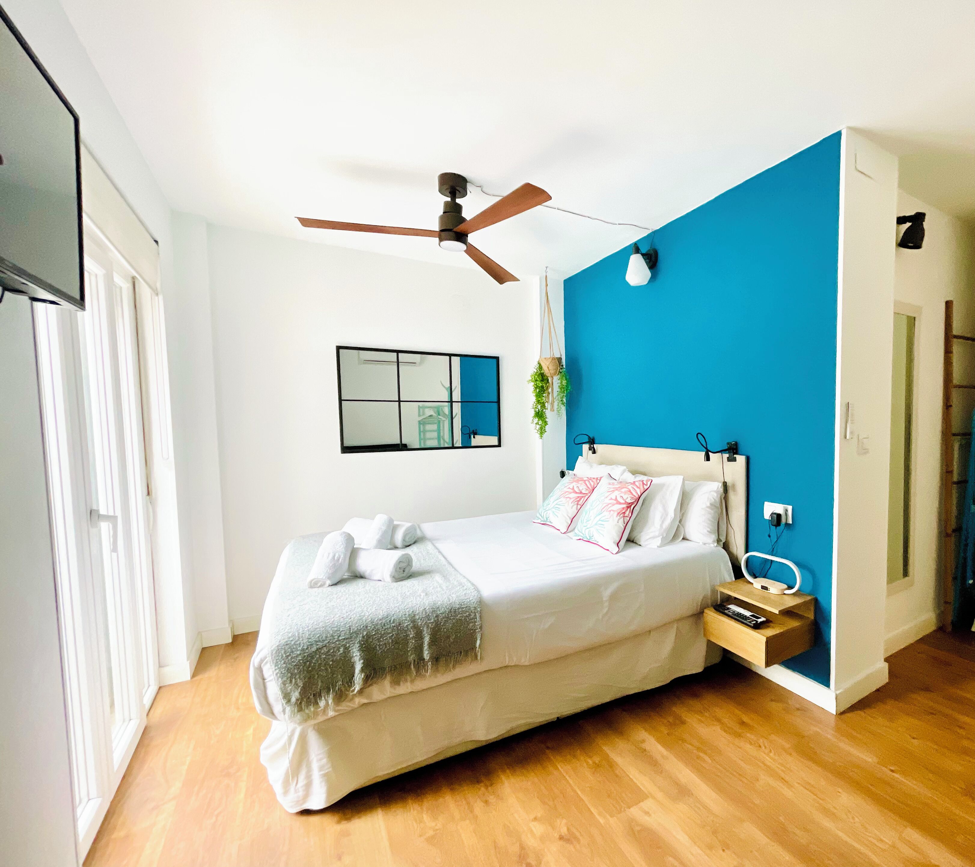 1 habitación, tabla de planchar con plancha, wifi y ropa de cama 