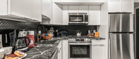 Refrigerador, microondas, horno y parrilla de estufa