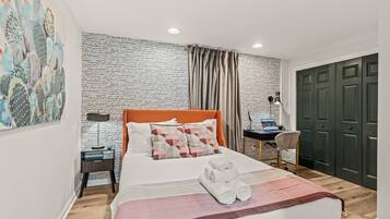 2 bedrooms, in-room safe, desk, iron/ironing board