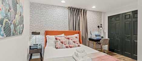 2 slaapkamers, een kluis op de kamer, een bureau