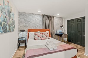 2 bedrooms, in-room safe, desk, iron/ironing board