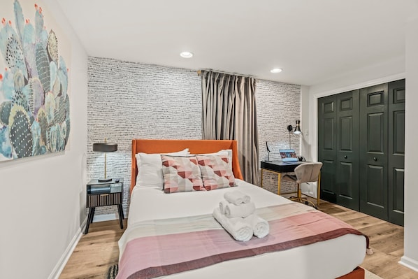 2 間睡房、房內夾萬、書桌、熨斗/熨衫板