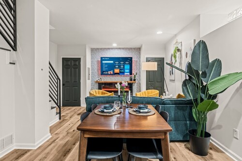 Old City* Parking* Close 2 Sites* Mins to Stadiums