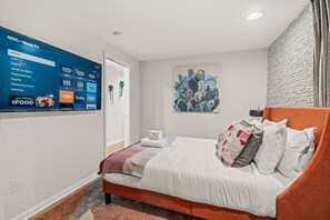 2 عدّة غرف نوم وخزنة داخل الغرفة ومكتب ومكواة/لوح كي