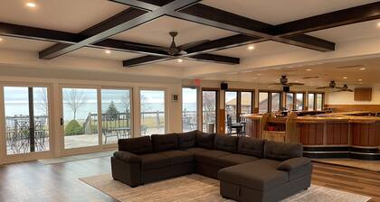 Spacious Bayside Retreat in Door County. All the views and not the traffic.