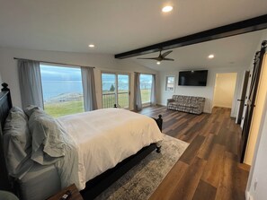 1 bedroom, free WiFi, bed sheets - Spacious Bayside Retreat in Door County. All the views and not the traffic.  (Sturgeon Bay)