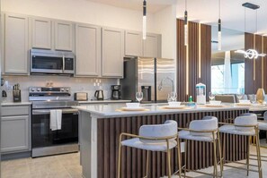 Réfrigérateur, four à micro-ondes, un four, surface de cuisson