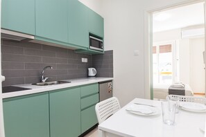Apartment | Private kitchen | Fridge, oven, cookware/dishes/utensils - Ampelokipoi Modern Athens Cozy Apt for 2 (Athens)